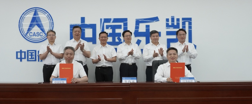 中國樂(lè )凱與宿遷市簽訂合作協(xié)議 侯景濱、李東會(huì )見(jiàn)宿遷市委書(shū)記陳忠偉并共同見(jiàn)證簽約